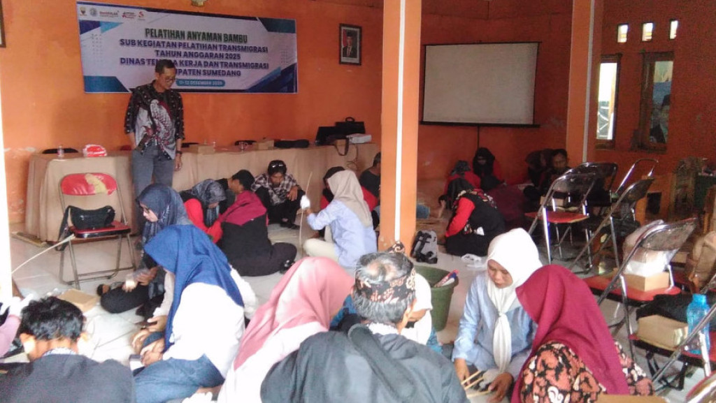 Menuju Sulsel, Tiga KK Sukawening Dapat Pelatihan Anyaman Bambu dari Disnakertrans Sumedang