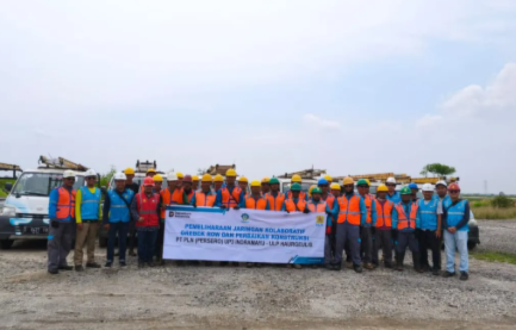 Sapu Pantura Demi Listrik Andal, PLN Indramayu Geber ROW Jelang Nataru 2025