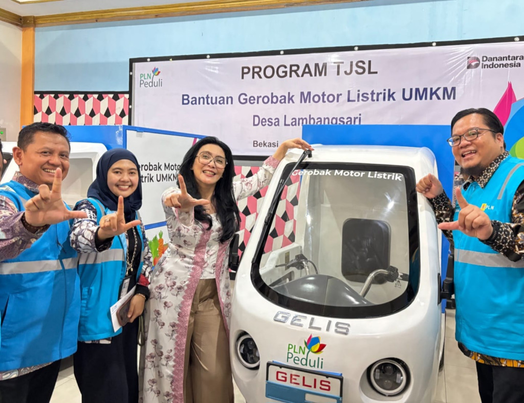 Modernisasi Usaha Rakyat, PLN UP3 Bekasi Serahkan Gerobak Motor Listrik untuk UMKM Lambangsari