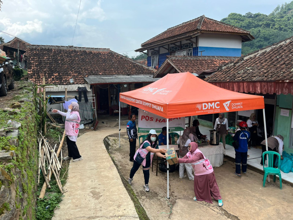 Momen HUT PIKK ke-26, YBM dan Srikandi PLN UP3 Majalaya Salurkan Bantuan Korban Longsor Arjasari