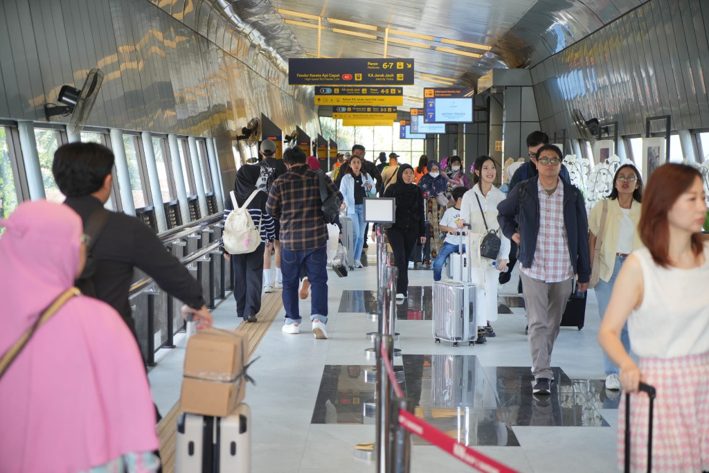 Momen Natal, KAI Commuter Bandung Siap Antar Pengguna Menuju Pusat Ibadah dan Wisata