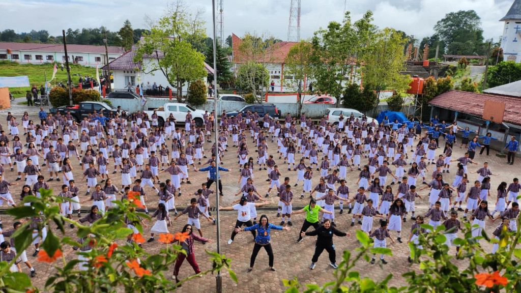 Ny Erma Oloan P Nababan Bersama Dispora Giatkan Senam Kreasi Sekolah di Humbahas