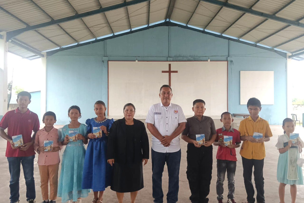 Orsap Gerindra GEKIRA Sumbang Alkitab ke Anak Sekolah Minggu HKBP Resort Pematang Cengkring
