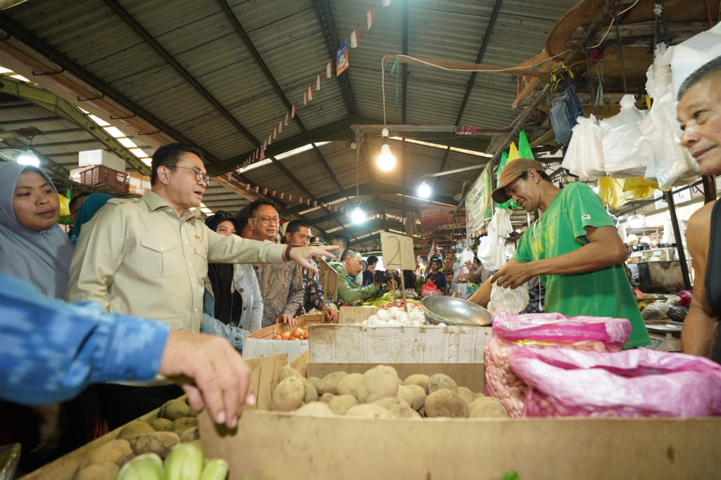 Pantau Persiapan Nataru, Mendag Busan: Stok Cukup dan Harga Stabil di Kalimantan Barat