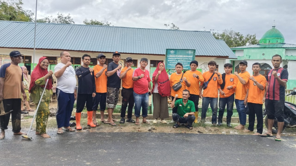 Pasca Banjir Bandang, Bagana Banser NU Tapteng Bantu Bersihkan MIS NU Pasar Sorkam