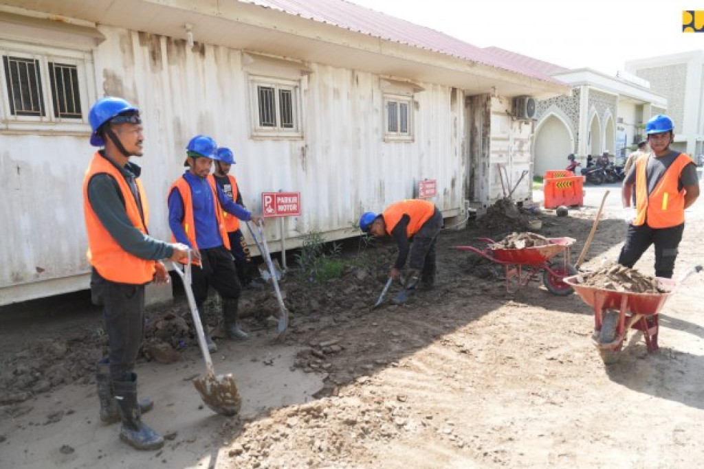 Pastikan Layanan Kesehatan Tetap Berjalan, Pembersihan Lumpur di RSUD Pidie Jaya Dikebut