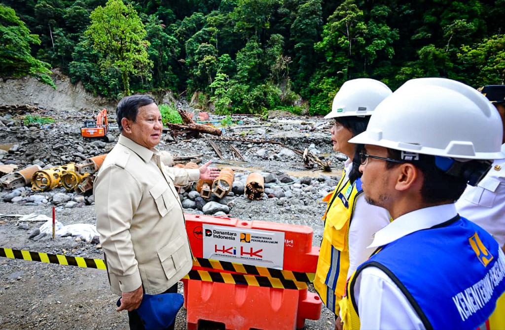 Pastikan Pemulihan Infrastruktur, Presiden Prabowo Tinjau Progres Perbaikan Jalan Lembah Anai Pascabencana