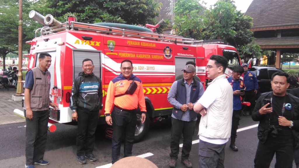 Pelepasan Penyaluran Bantuan Logistik Dampak Longsor di Surian oleh Wakil Bupati Sumedang