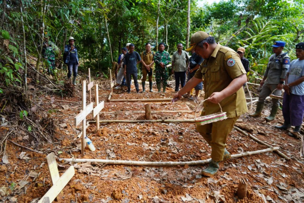 Pemerintah Kabupaten Tapanuli Utara Gelar Tabur Bunga Pada Warga Korban Banjir Bandang dan Longsor