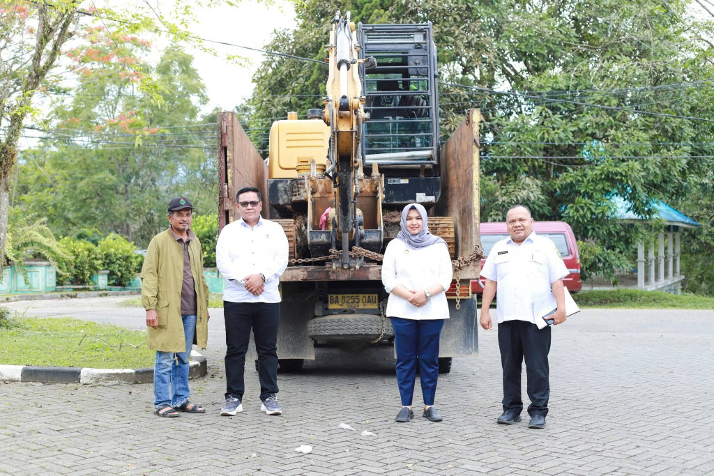 Pemkab Madina Terima Excavator dari PTPN 4 untuk Pemulihan Pascabencana