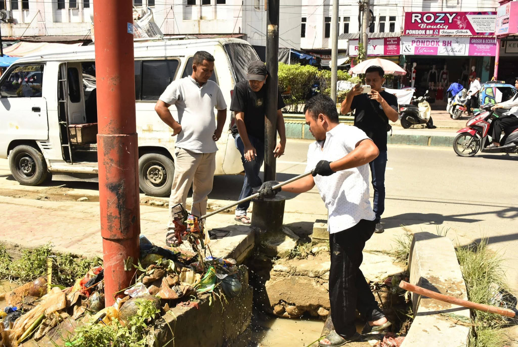 Pemkab Madina Turunkan Alat Berat Perbaiki Drainase Pasar Lama Panyabungan