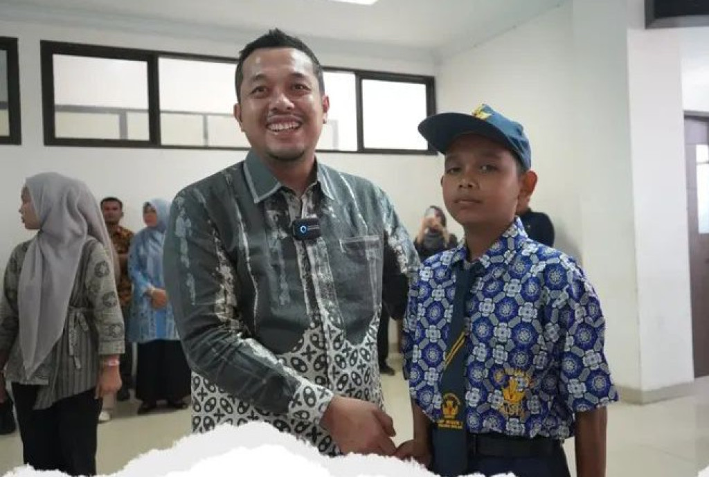 Pemkab Paluta Memberikan Bantuan Seragam Sekolah Gratis dan Beasiswa Bagi Siswa Kurang Mampu dan Berprestasi.