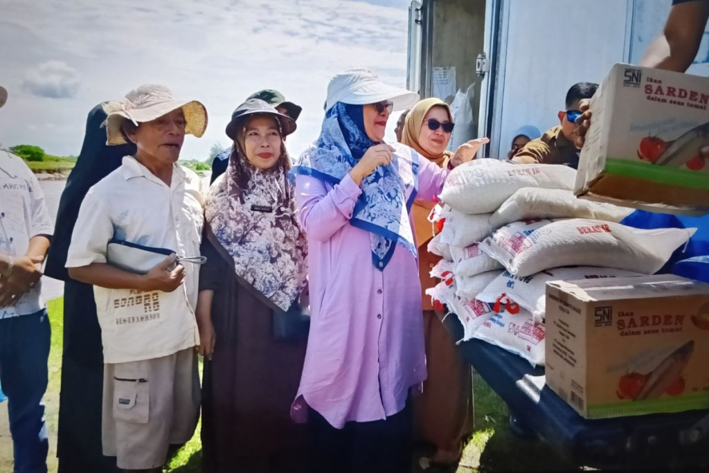 Pemkab Pasaman Barat Salurkan 4,3 Ton Beras untuk Korban Banjir Longsor