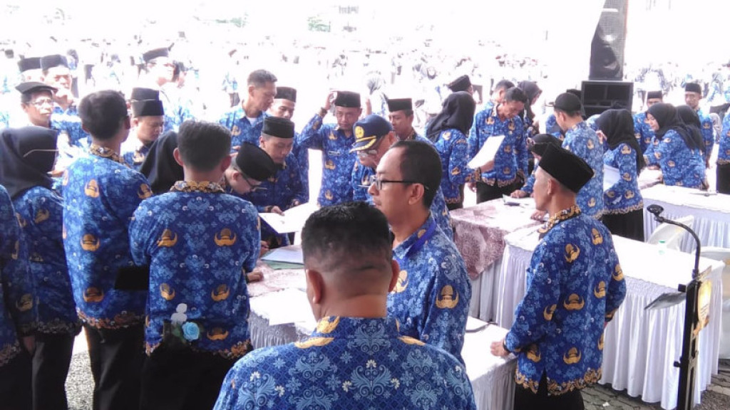 Pemkab Sumedang Serahkan 5.408 SK PPPK Paruh Waktu Formasi 2025 pada Upacara Hari KORPRI ke-54