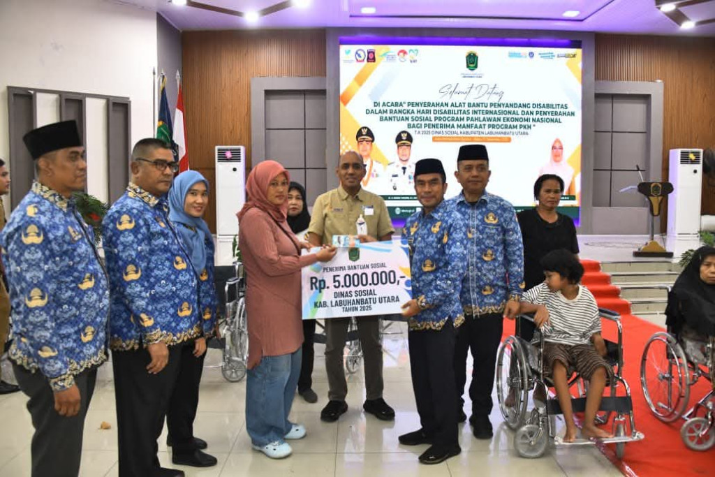 Peringati Hari Disabilitas Internasional, Pemkab Labura Serahkan Alat Bantu Disabilitas