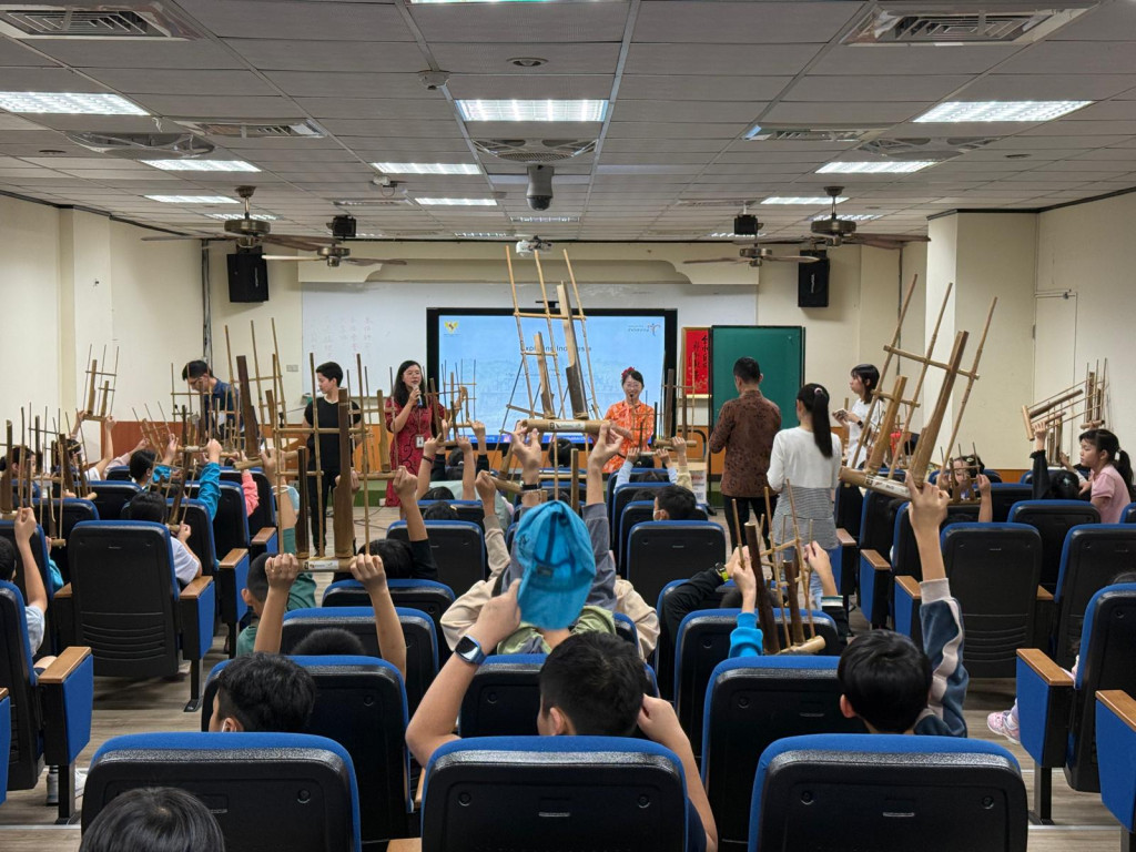 Perkenalkan Warisan Budaya UNESCO, KDEI Taipei Bawa Angklung ke Siswa SD di Taiwan