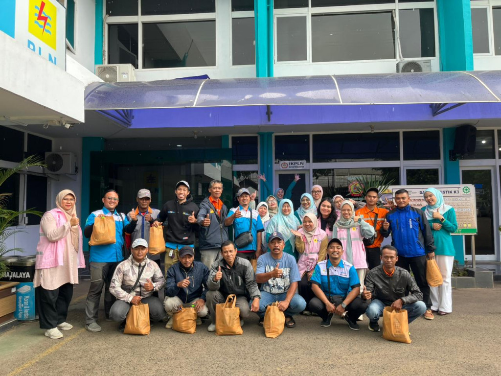 Perkuat Nilai Kemanusiaan, Srikandi dan PIKK PLN UP3 Majalaya Salurkan Bantuan Pasca Banjir