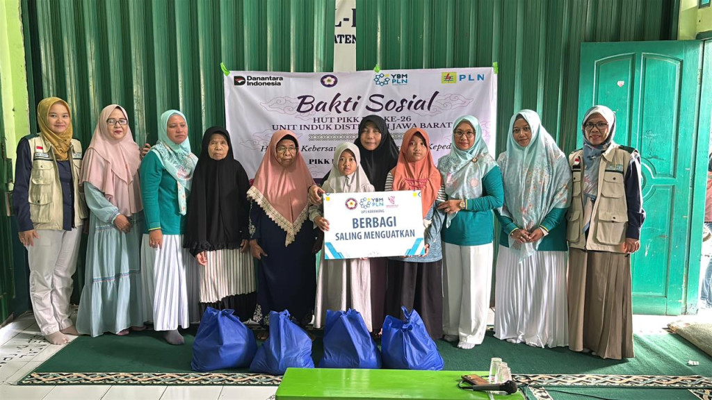 Perkuat Nilai Sosial, PLN UP3 Karawang Salurkan Bantuan Modal Usaha dan Santunan Sembako