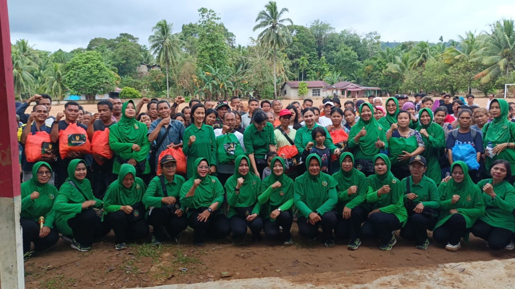 Persit Korem 023/KS Salurkan Bantuan Sembako untuk Warga Korban Bencana Pagaranhonas