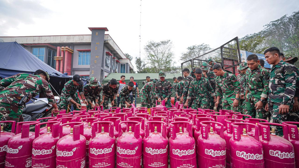 Pertamina Patra Niaga Salurkan 983 Tabung LPG untuk Dapur Umum Pengungsian Sumatera