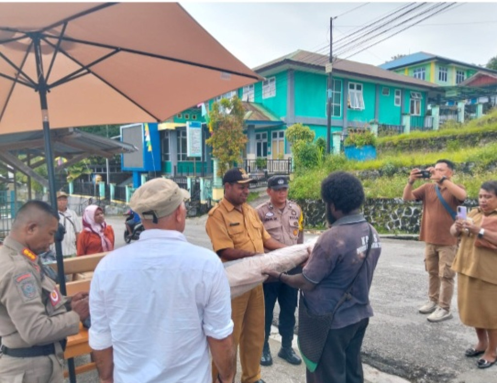 Perum Bulog Fakfak Bagikan Peralatan Usaha dan Sembako kepada Pedagang UMKM