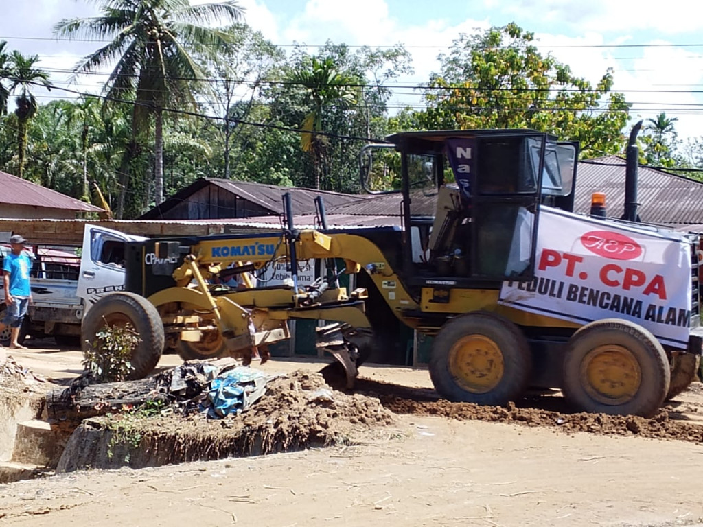 Perusahaan Hantu Bantu Buka Jalan Desa di Badiri