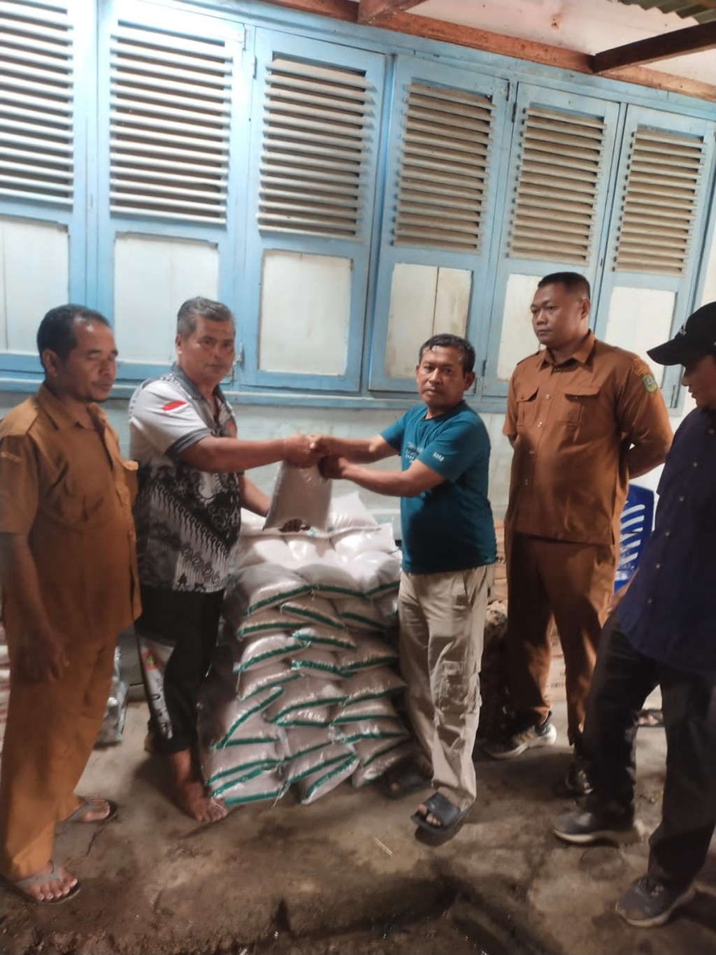 PGRI dan Korwil VIII Kotanopan Berikan Bantuan kepada Korban Banjir dan Longsor di Batahan