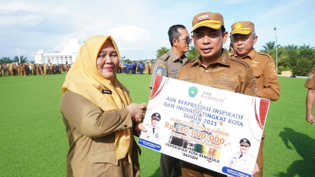 Pimpin Apel Gabungan Akhir Tahun, Wali Kota Bengkulu Beri Apresiasi ASN Berprestasi