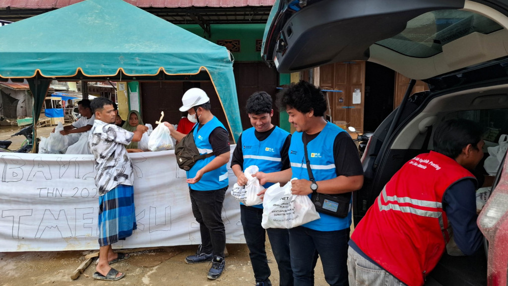PLN Icon Plus Salurkan Sembako dan Internet Satelit untuk Warga Terdampak Banjir Telaga Meuku