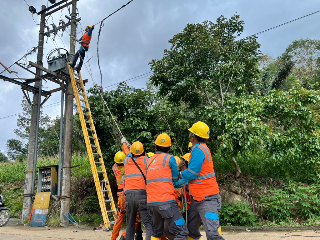 PLN Kerahkan Seluruh Kekuatan Pulihkan Listrik Sumut, Bahlil: Jumat Malam Semoga Menyala