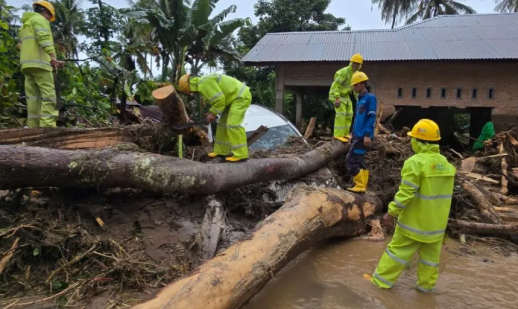 PLN Kerja Tanpa Jeda Pulihkan Listrik Sumbar di Tengah Medan Sulit