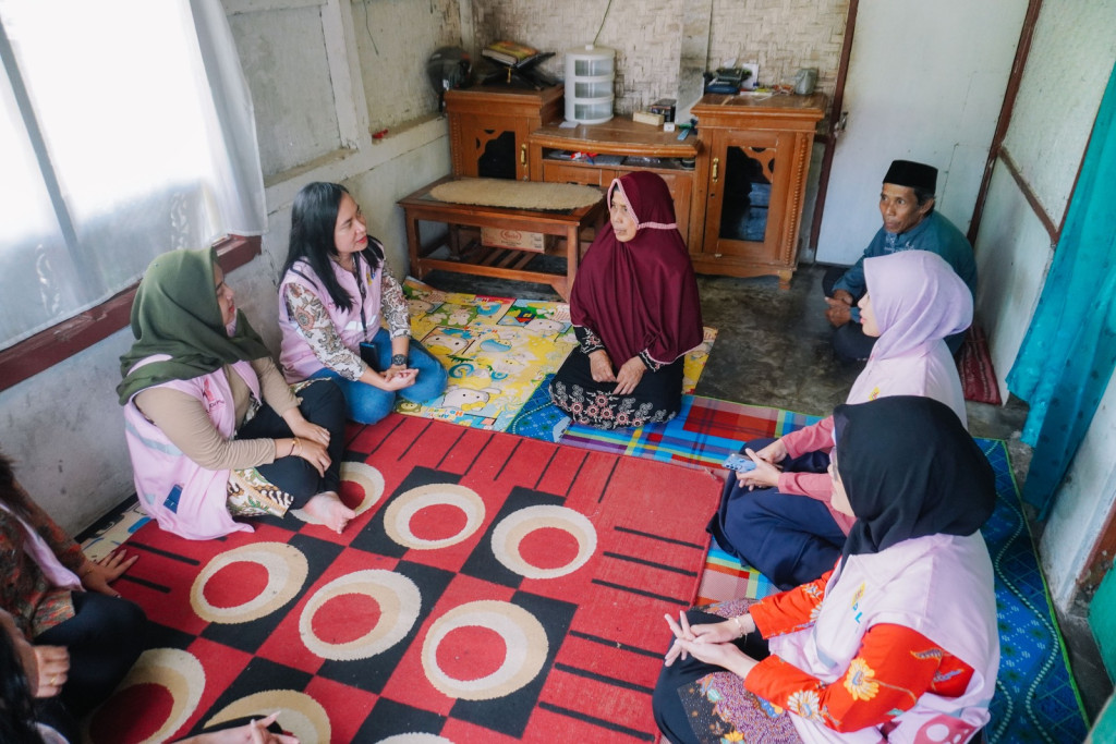 PLN Sukabumi Terangi Rumah Buruh Tani di Kebonpedes