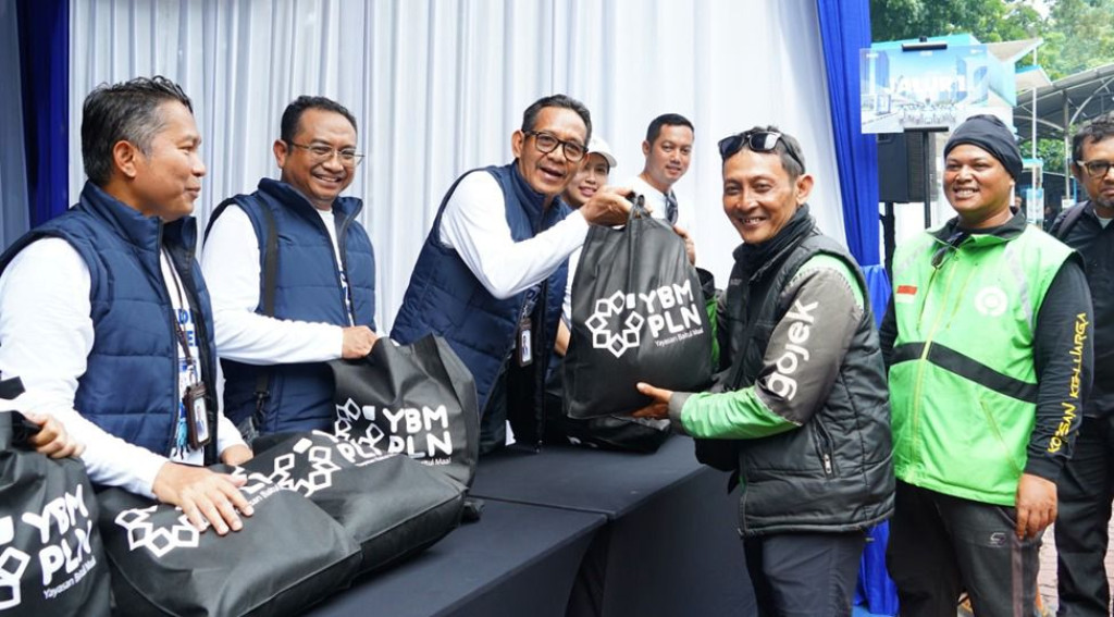 PLN UID Jakarta Raya Serahkan 300 Paket Sembako & Beasiswa Rp27 Juta untuk Pahlawan Emisi Ojol Motor Listrik