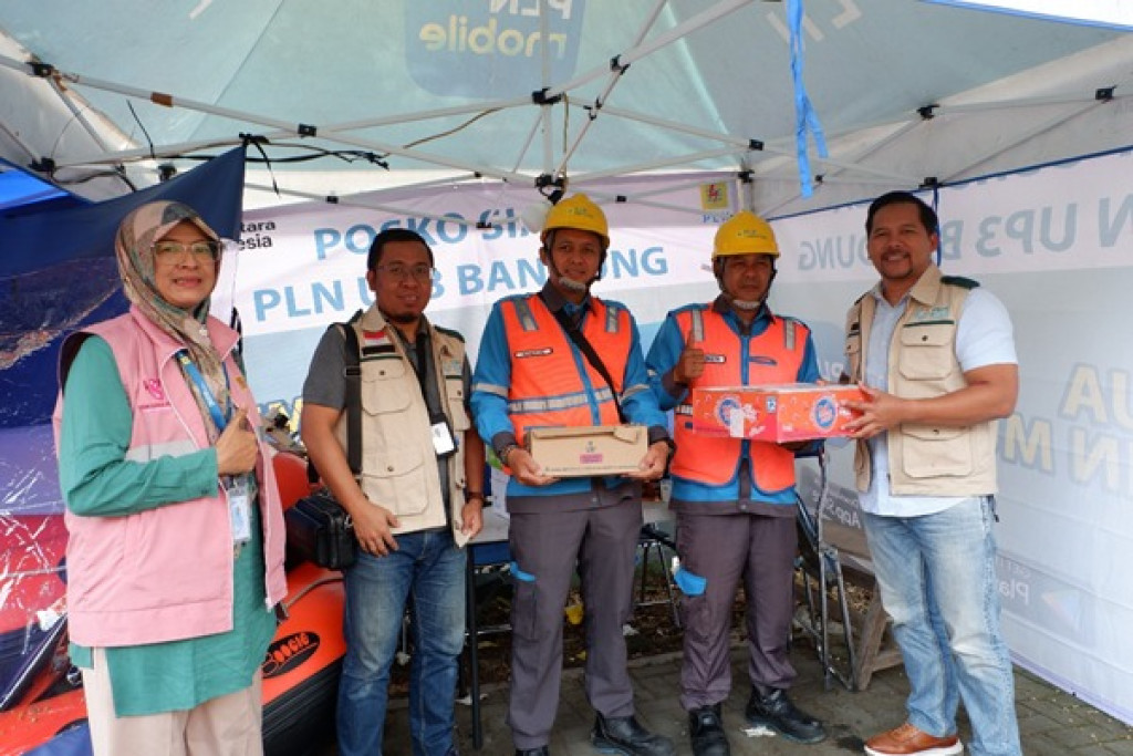PLN UP3 Bandung Salurkan Bantuan Sosial, Sekaligus Beri Apresiasi bagi Petugas Posko Siaga Banjir