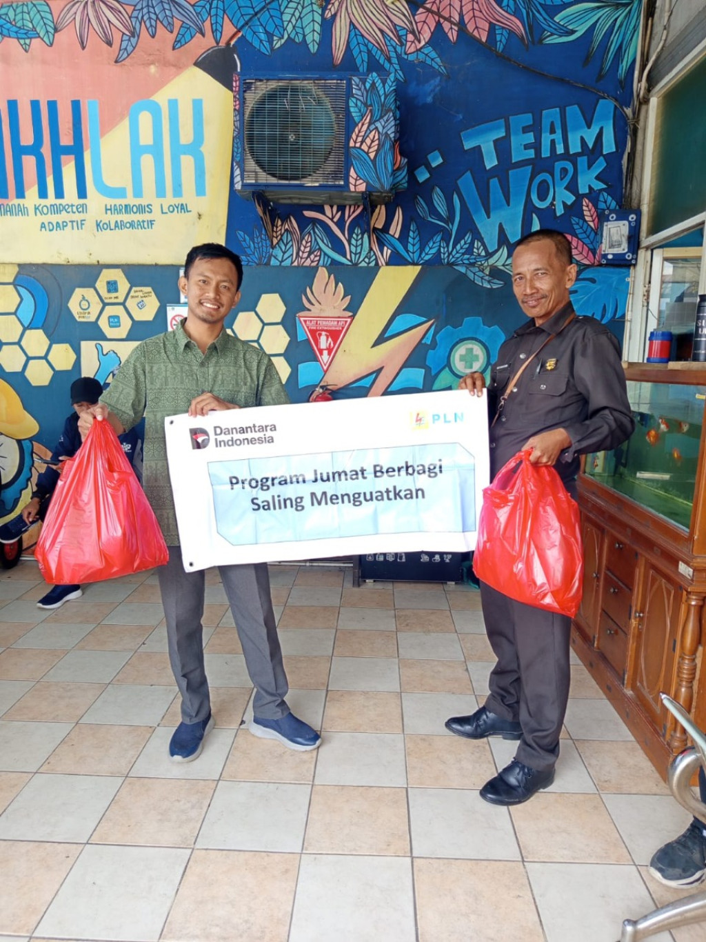 PLN UP3 Depok Tebarkan Semangat Saling Menguatkan Lewat Program Jumat Berkah