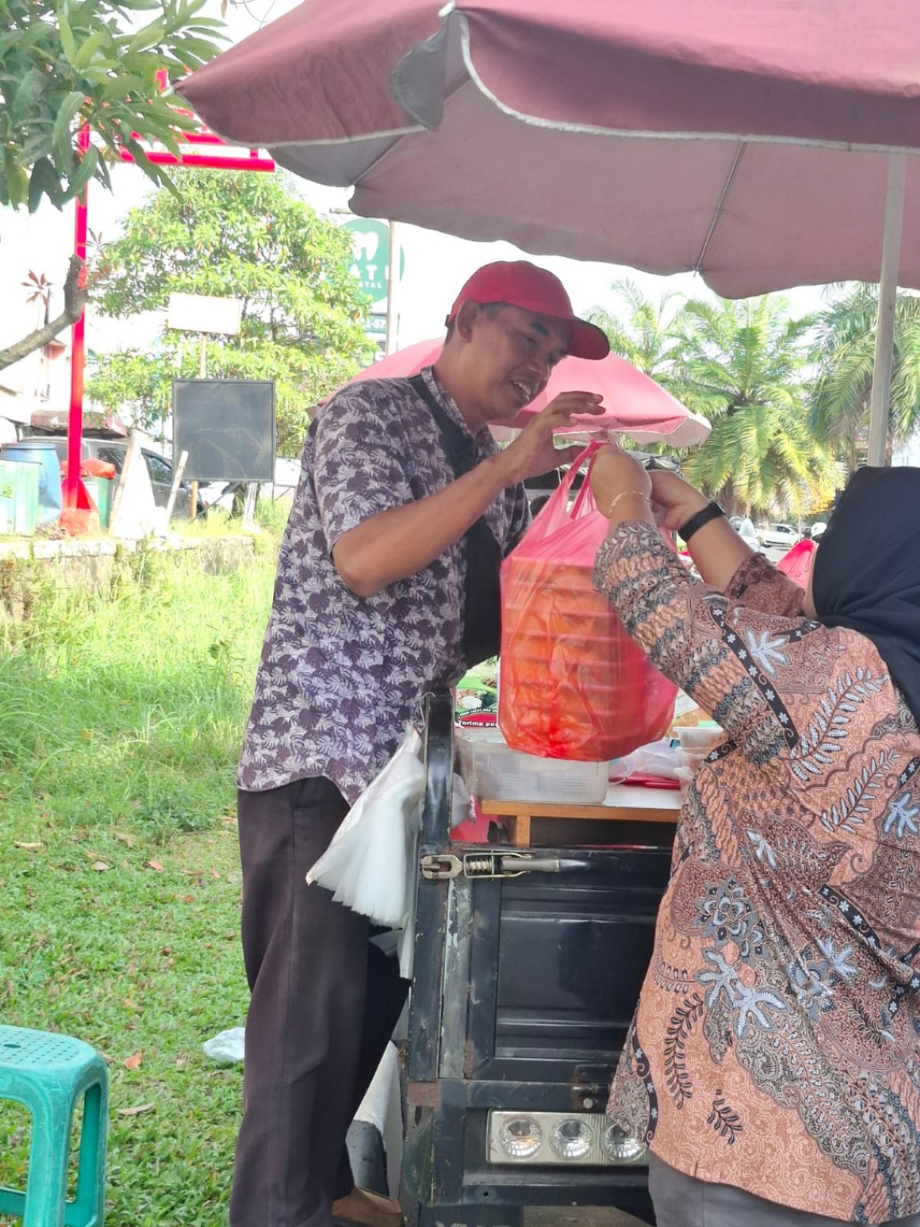 PLN UP3 Depok Tebarkan Semangat Saling Menguatkan Lewat Program Jumat Berkah
