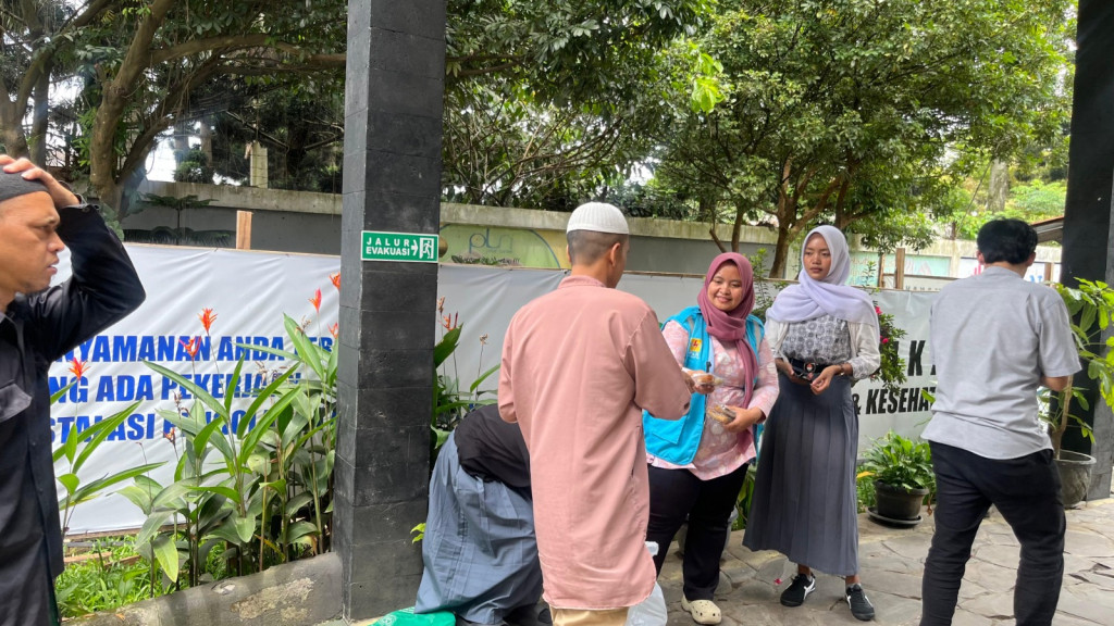 PLN UP3 Majalaya Tebar Energi Kebaikan Lewat Program Jumat Berbagi untuk Rakyat