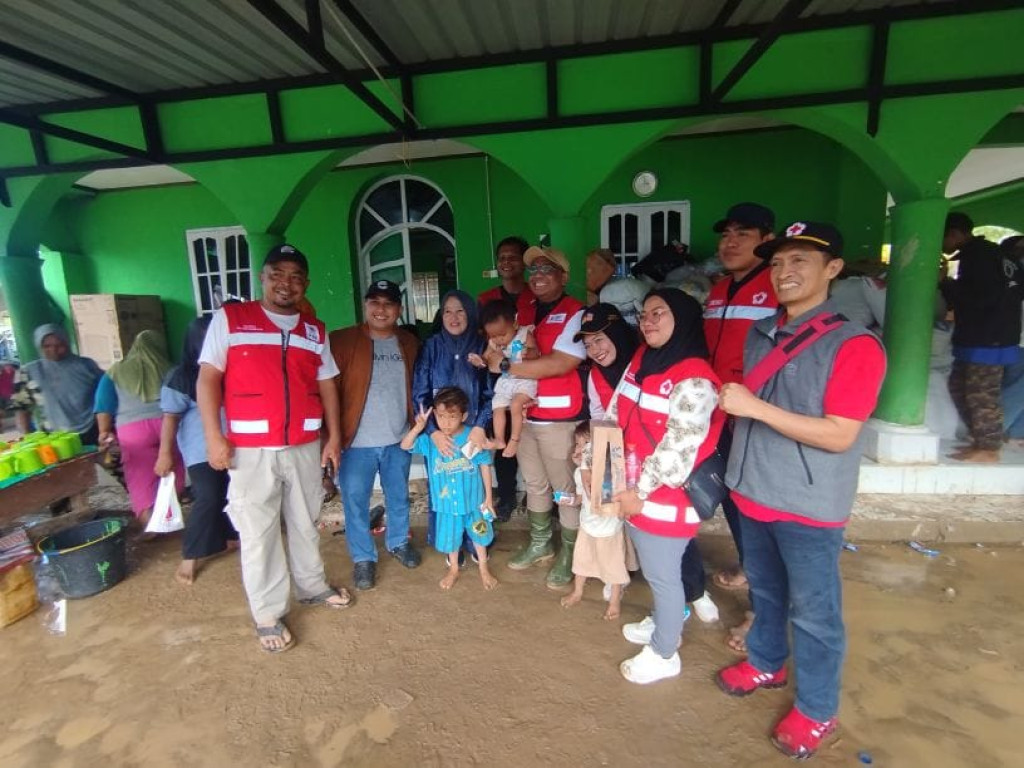 PMI Padangsidimpuan Salurkan Bantuan dan Trauma Healing ke Korban Banjir dan Longsor di Tapanuli Selatan