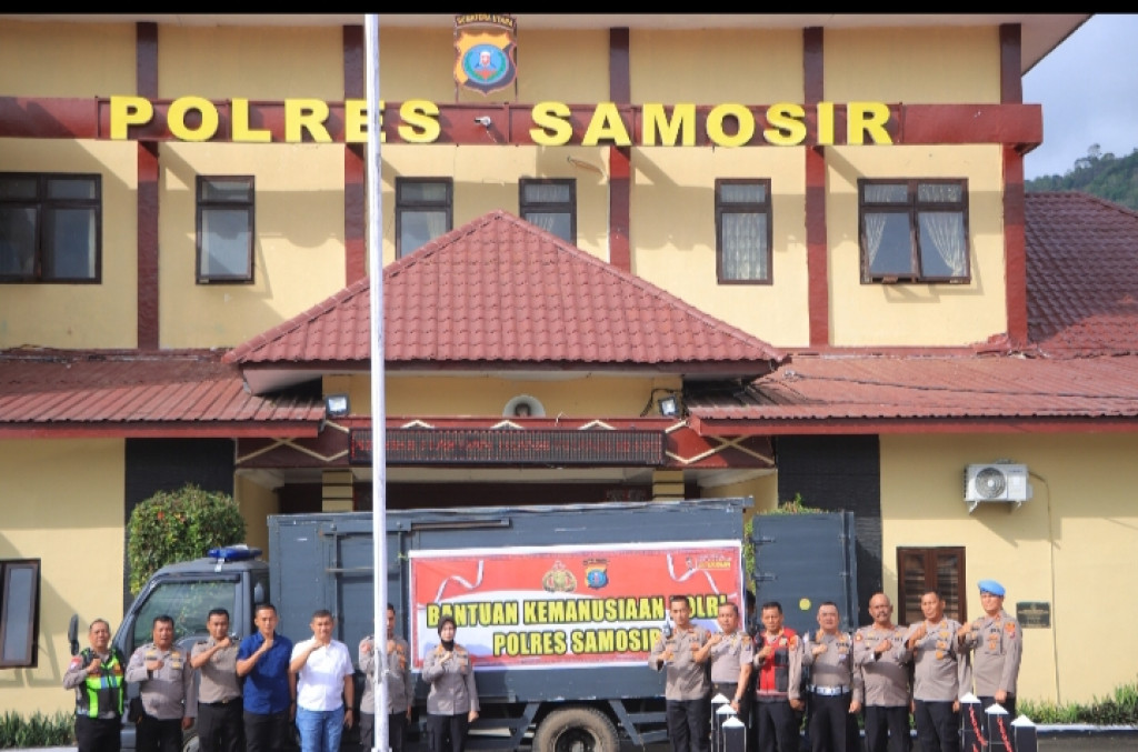 Polres Samosir Beri Bantuan Pada Warga Yang Terdampak Bencana Banjir dan Tanah Longsor di SUMUT.