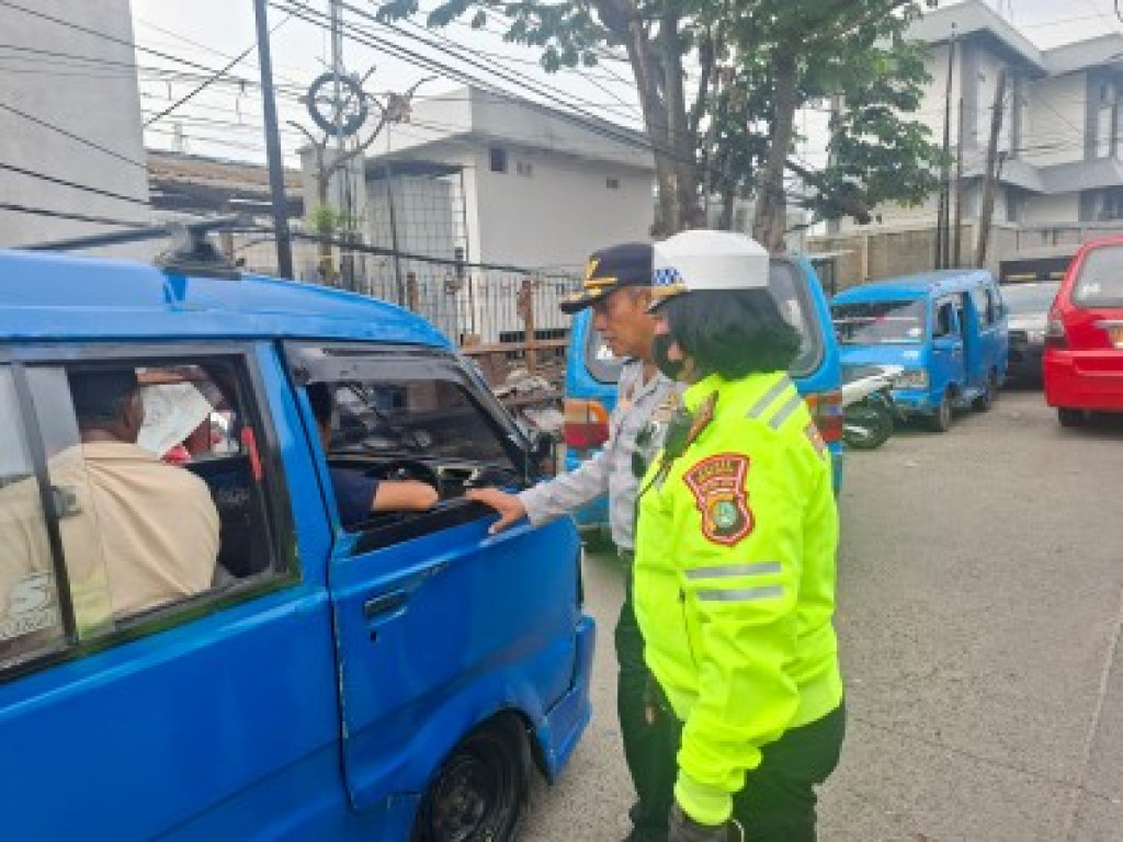 Polres - Satpol PP Sanksi Angkot Ngetem di Kawasan KA Citayang Kota Depok