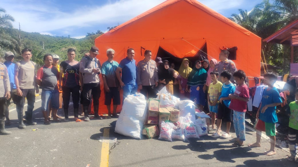 Polri Hadir untuk Rakyat: Polres Tapsel Salurkan Bantuan Baksos ke Warga Rianiate Terdampak Bencana