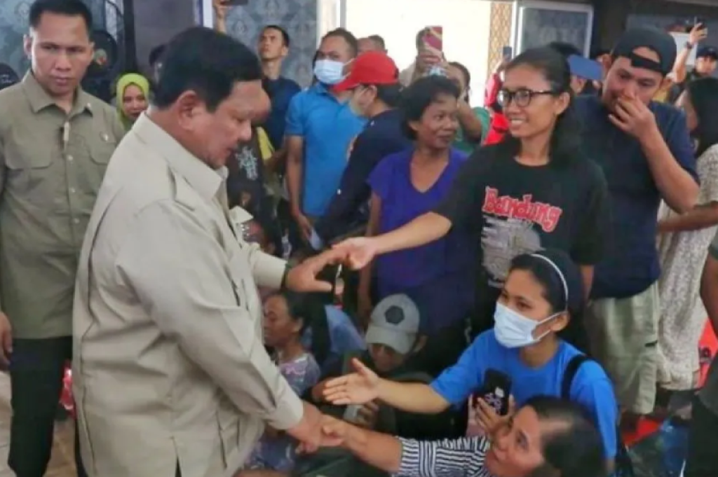 Prabowo Tinjau Dapur Umum di GOR Pandan Tapteng, Prioritaskan BBM dan Pemulihan Listrik