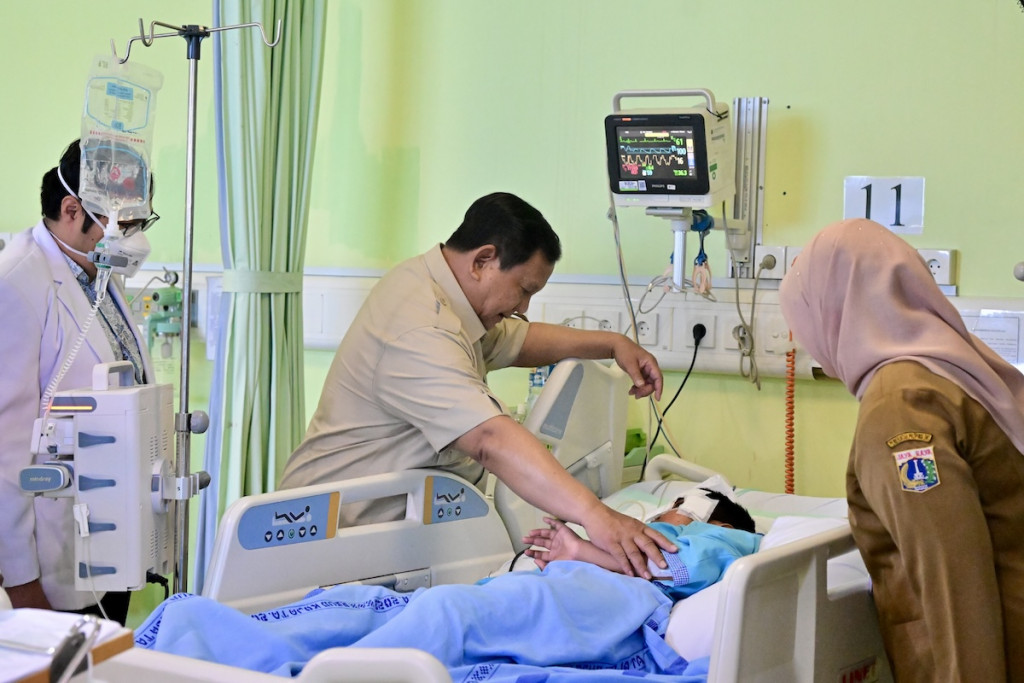 Presiden Prabowo Jenguk Siswa dan Guru Korban Tabrakan Mobil di SDN Kalibaru