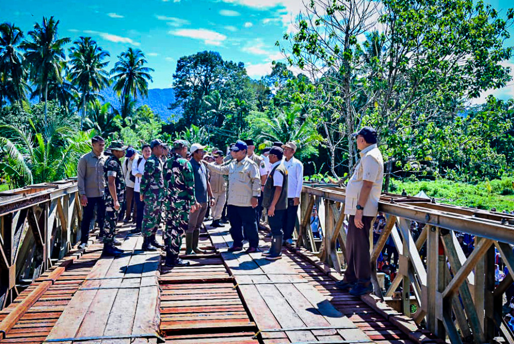Presiden Prabowo Tinjau Jembatan Bailey Padang Mantuang di Padang Pariaman