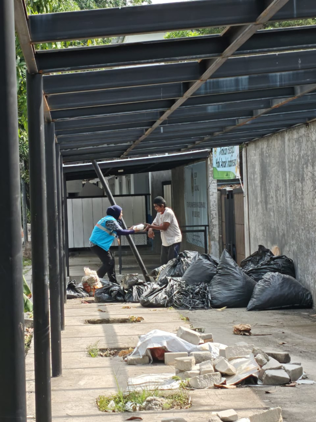 Program Jumat Berbagi Saling Menguatkan, PLN UP3 Bekasi Berbagi Dengan Masyarakat Sekitar