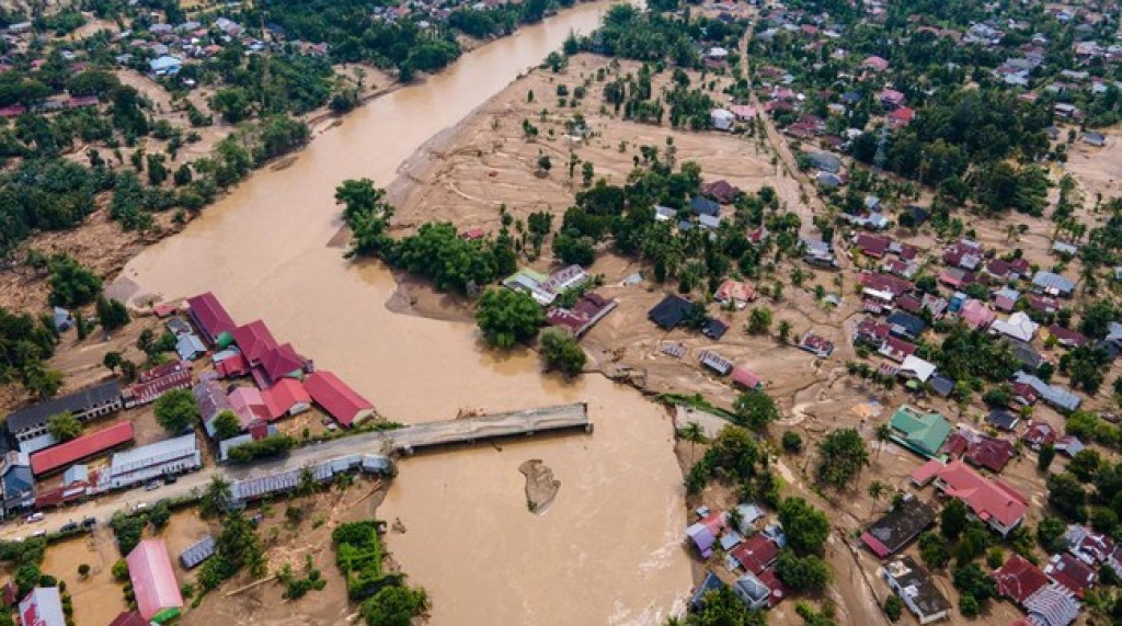 Pulihkan Daerah Banjir Sumatra, UNTR Kerahkan Bantuan Alat Berat