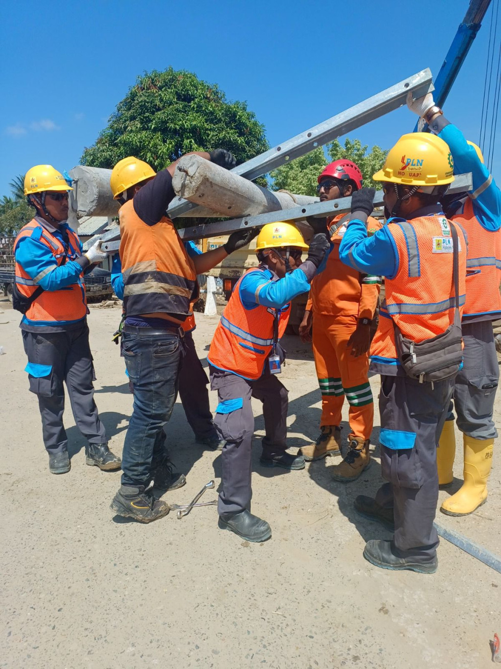 Pulihkan Lebih dari 100 Aset Kelistrikan Aceh, PLN UID Jakarta Raya Kembali Kirim 18 Petugas Tim Recovery Kelistrikan