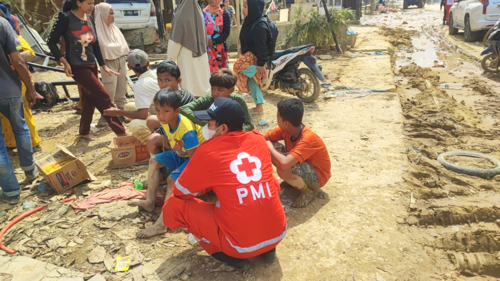 Relawan PMI Kota Binjai Gelar Dukungan Psikosocial bagi Anak-Anak Terdampak Banjir di Aceh Tamiang