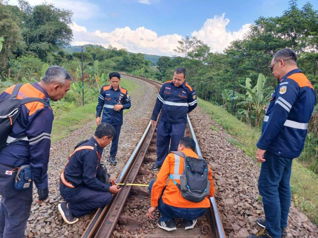 Sambut Libur Akhir Tahun, KAI Daop 2 Bandung Siagakan Petugas dan Intensifkan Pengecekan Jalur