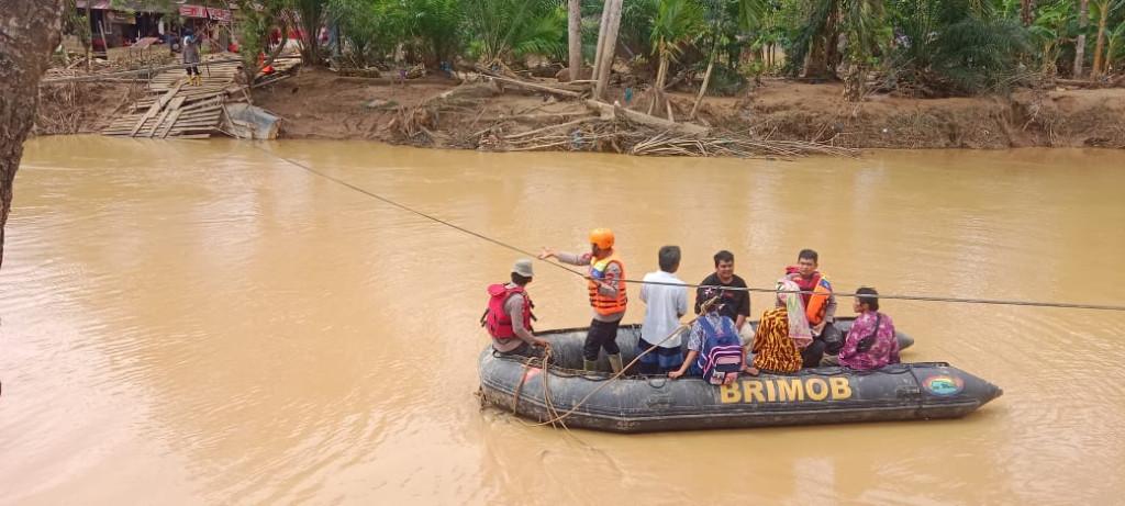 Satuan Brimob Polda Sumut Bantu Seberangkan Masyarakat Parjalihotan